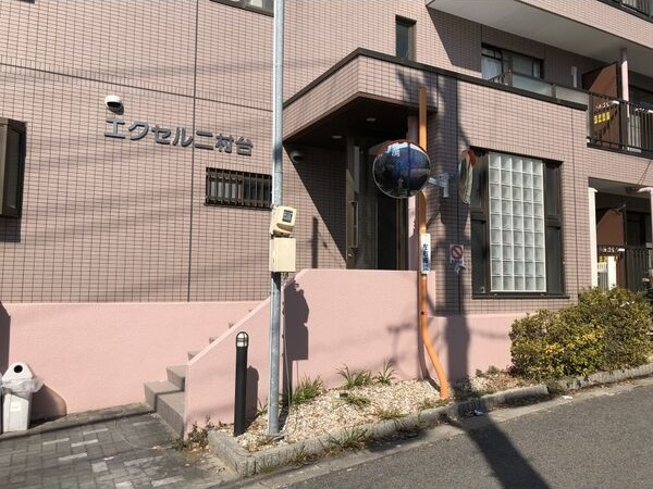 エクセル二村台のエントランス
