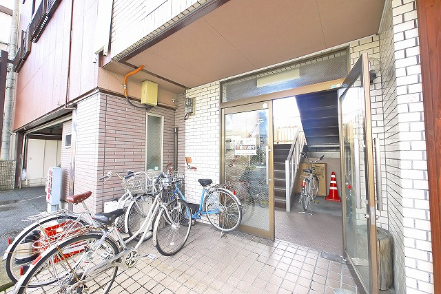 フジモトビルのエントランス