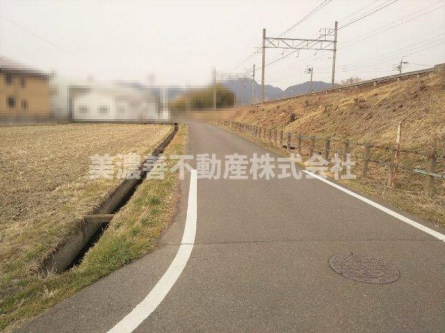 ５８２６２　岐阜市領下土地の前面道路含む現地写真