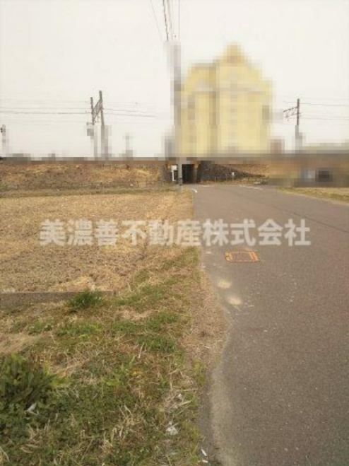 ５８２６２　岐阜市領下土地の前面道路含む現地写真