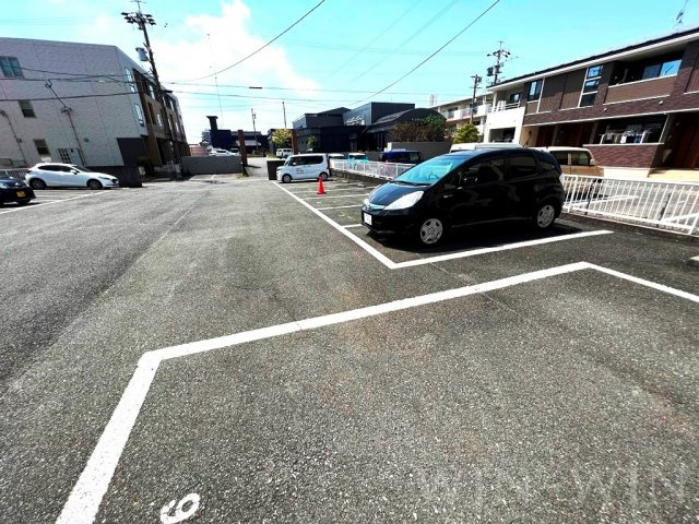 ベノワコート B 棟の駐車場