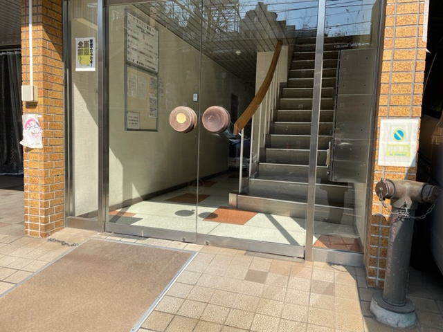 ヤマギビルのエントランス