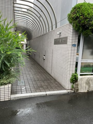 神宮前松井ビルのエントランス