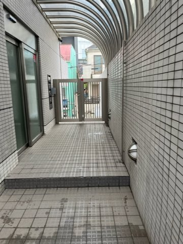 神宮前松井ビルのエントランス