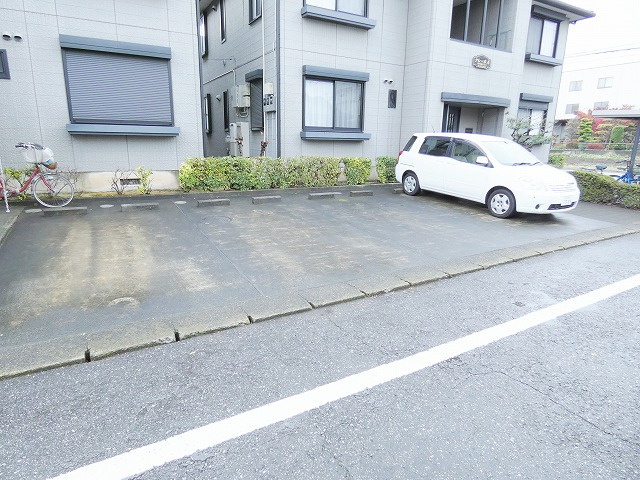 クレールAの駐車場