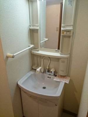【洗面所】 | ハビテーション長通Ｂ | 明るい洗面所です