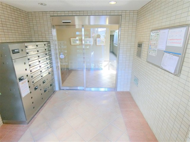 カーサビオラのエントランス|宅配BOXのあるエントランス