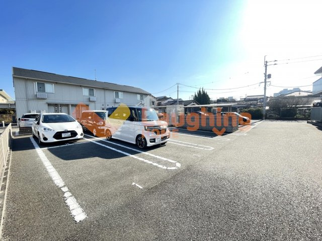 シュトラールの駐車場|駐車場があるので、車を買う予定の方も安心です