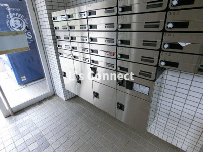 【エントランス】 | ベルシティイズミ | 宅配ＢＯＸ付きでいつでも荷物を受け取れます。