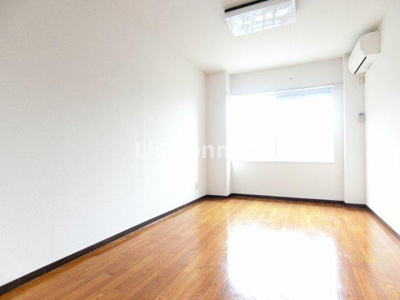 【居間・リビング】 | ベルシティイズミ | ７帖の洋室です。