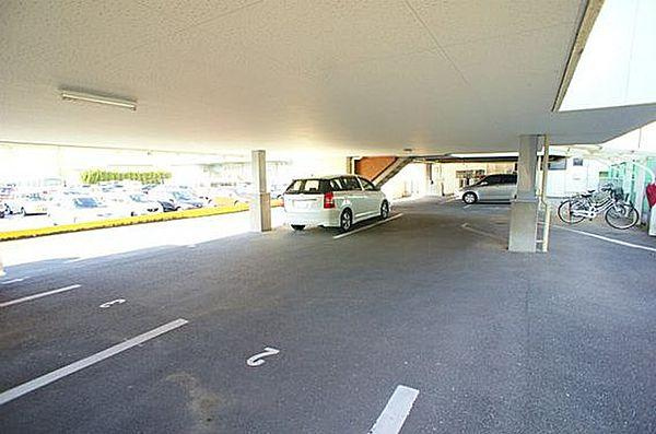 ロウタスビルの駐車場