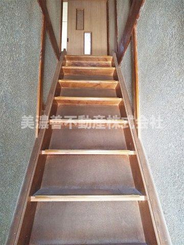 ６０７００　養老郡養老町西岩道中古戸建の内装|階段