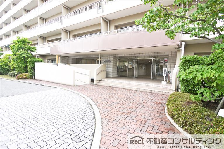 セレーノ見附のエントランス|近隣にスーパーあり