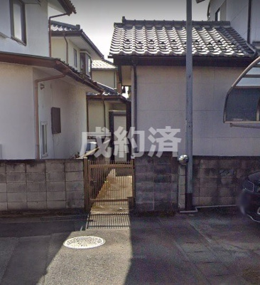 【前面道路含む現地写真】 | 高崎市小八木町売地 | 北側道路は接道間口２ｍです。