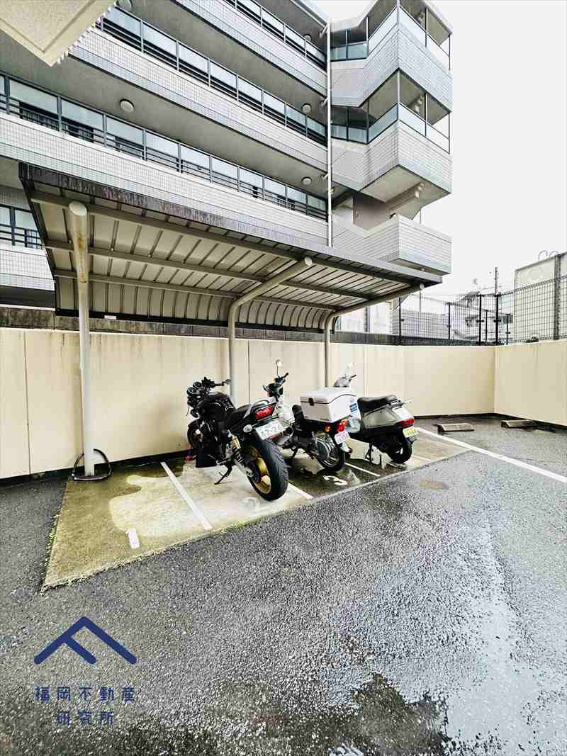 コスモ長尾リバーフォルムの駐車場