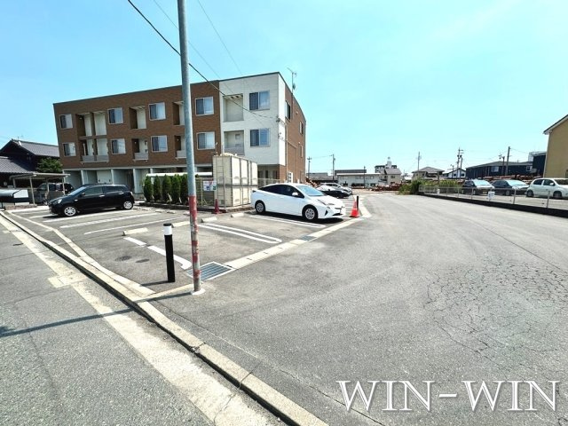 メゾン ボンヌシャンスの駐車場