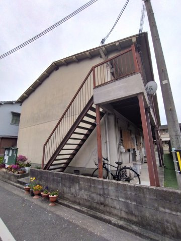 堺市西区浜寺石津町中１丁のアパートの外観