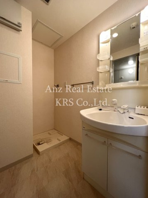 【洗面所】 | ヴィッラ　リエート　エム | 広さのある洗面所には独立洗面台＆室内洗濯機置場☆