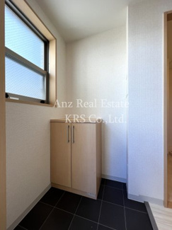 【玄関】 | ヴィッラ　リエート　エム | 窓のある玄関は明るく、フルフラットにもなってます☆