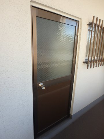 西中新田　渡辺ビルの玄関