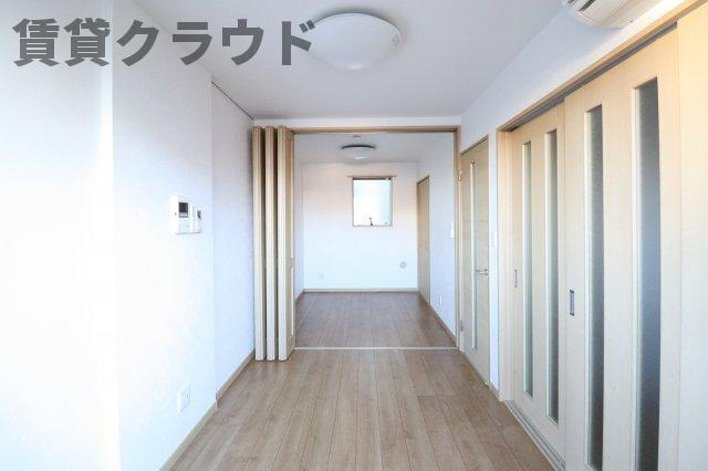 ＡＱＵＥ８の居間・リビング|キッチンが隠せる扉付き！ゆったり使えます！