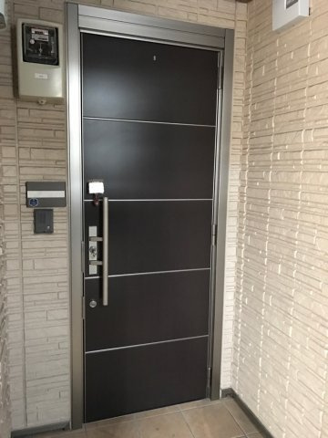 メゾンルピナスの玄関