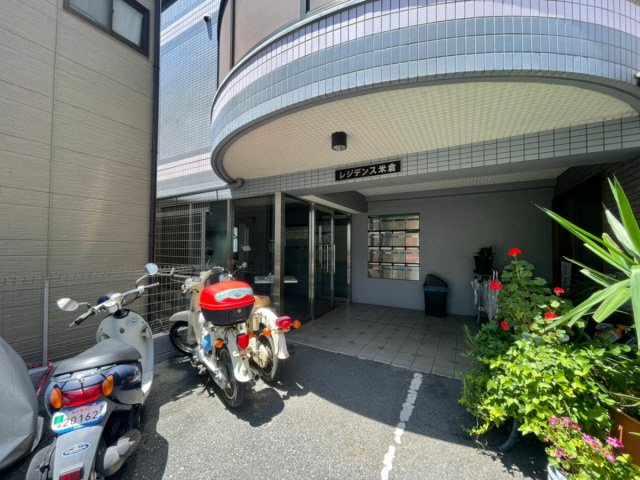 レジデンス米倉のエントランス