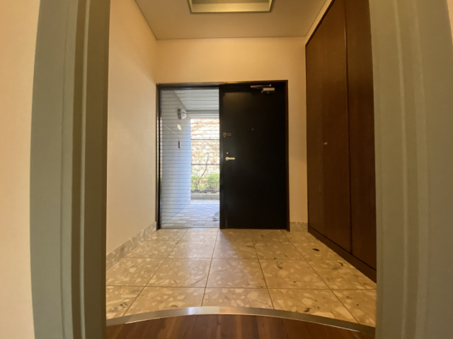 ロイヤル山芦屋の玄関