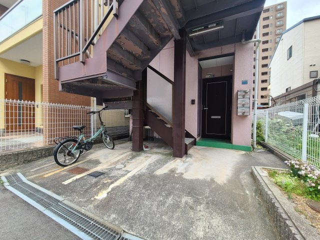 パープル本山のエントランス