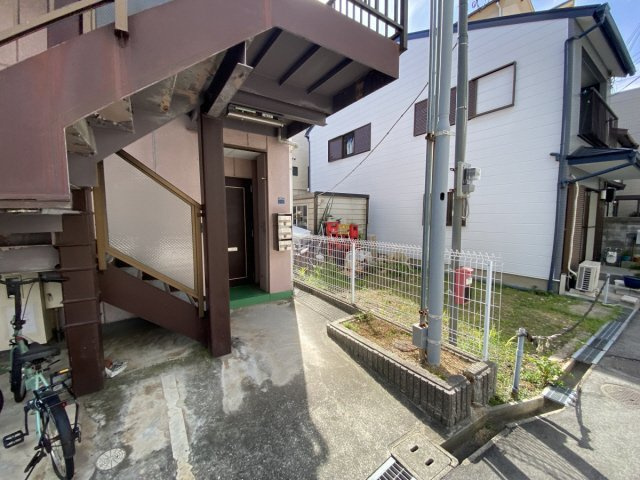 パープル本山のエントランス