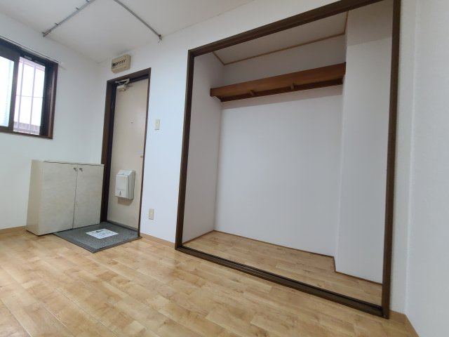 パープル本山の居間・リビング
