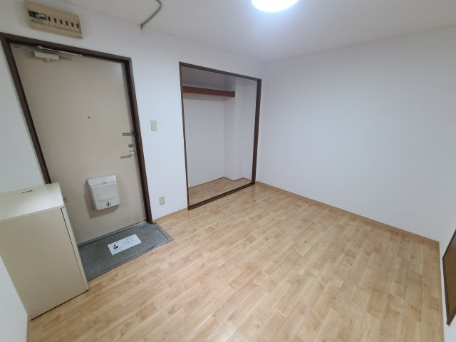 パープル本山の居間・リビング