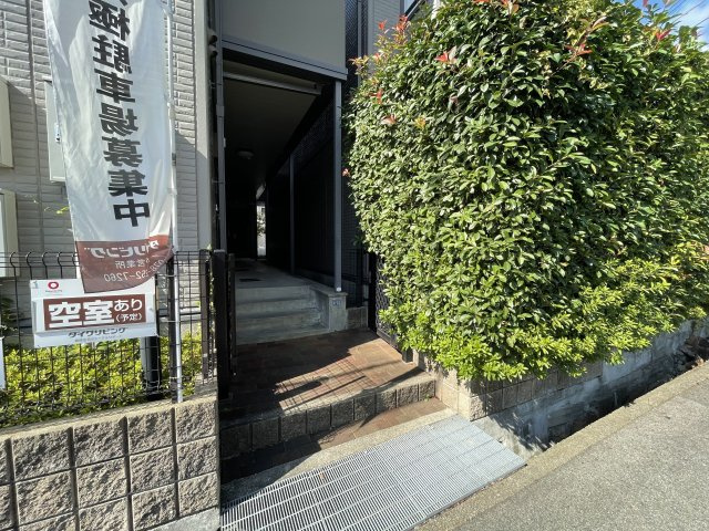 セジュール西岡本のエントランス