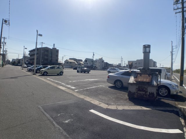 丸万ビルの駐車場