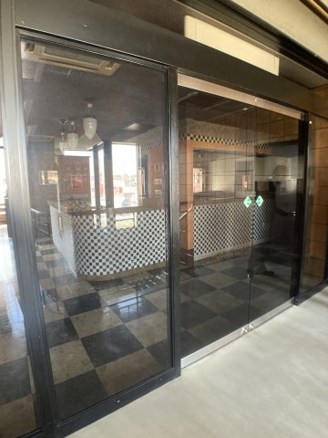 丸万ビルのエントランス