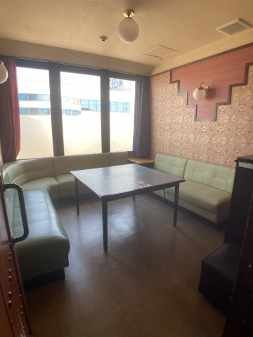 丸万ビルのロビー