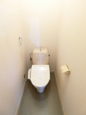 【トイレ】 | サマックス小川ハイツ | トイレは温水洗浄便座付き♪人気のバストイレ別です♪トイレが独立していると使いやすいですよね☆横にはタオルを掛けられるハンガーもあります♪