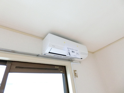 【設備】 | サマックス小川ハイツ | 暑い夏や寒い冬に大活躍！洋室6帖のお部屋にあるエアコンです☆冷暖房完備で1年中快適に過ごせます♪