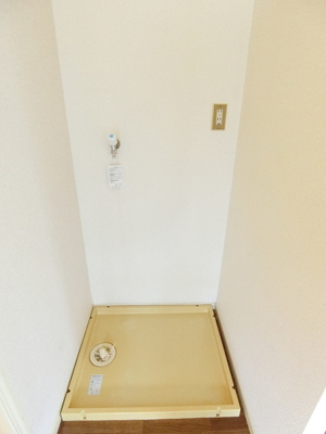 【設備】 | サマックス小川ハイツ | バスルーム横にある室内洗濯機置き場です♪防水パンが付いているので万が一の漏水にも安心です！