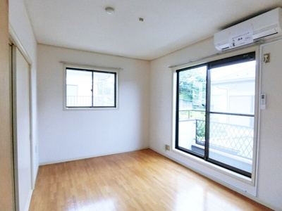 【洋室】 | サマックス小川ハイツ | 南東向き洋室6帖☆バルコニーに繋がる角部屋二面採光のお部屋です！エアコン付きで1年中快適に過ごせますね♪