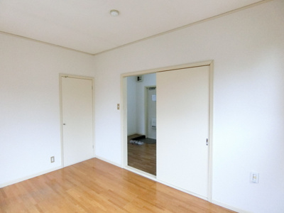 【寝室】 | サマックス小川ハイツ | 南東向き洋室6帖☆収納スペースがあります♪荷物をたっぷり収納できてお部屋がすっきり片付きます！