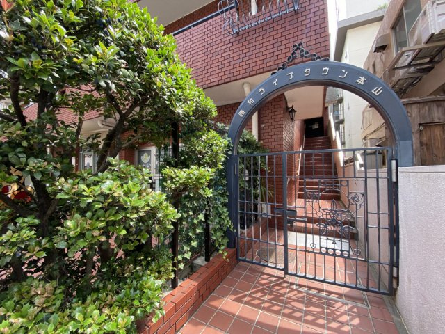 藤和ライブタウン本山のエントランス