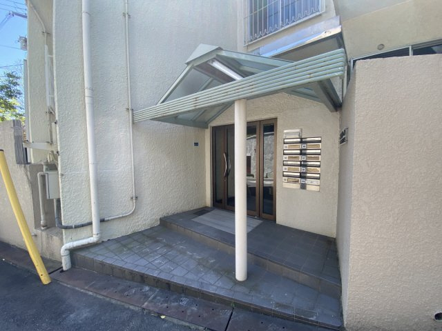岡本野寄ハイツのエントランス