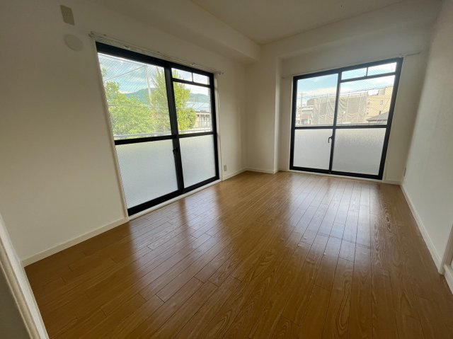 パレ・ルミエール岡本の洋室