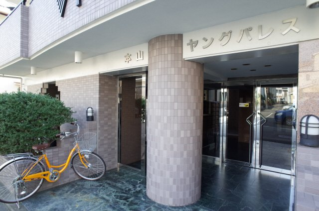 本山ヤングパレスのエントランス