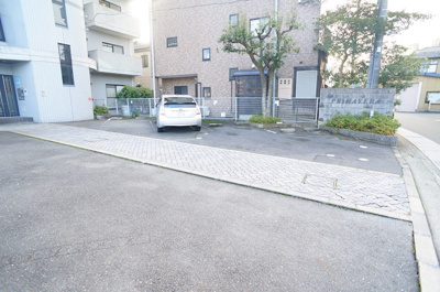 【駐車場】 | プリマヴェラ | 駐車場があるので、車を買う予定の方も安心です
