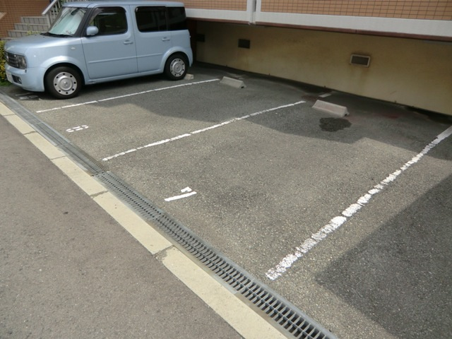 大阪市淀川区十三東３丁目の賃貸マンションの駐車場