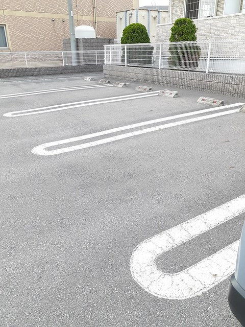 メゾンまえはたⅡの駐車場