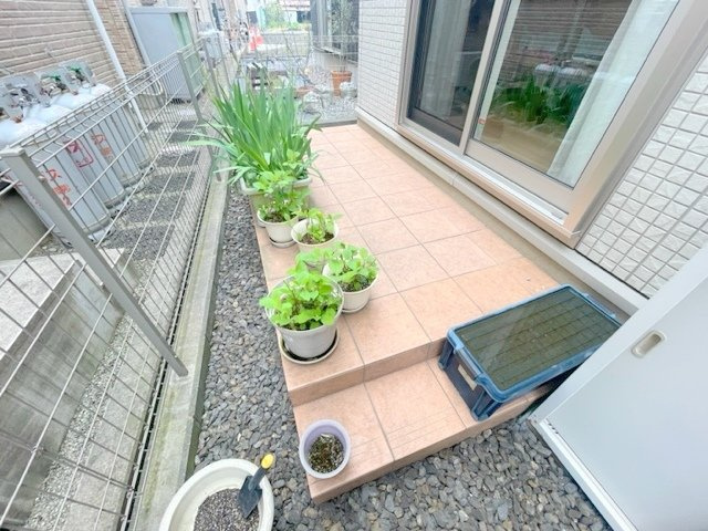 ■高座郡寒川町小谷1丁目　中古戸建の外観|リビングに面してテラス付き
