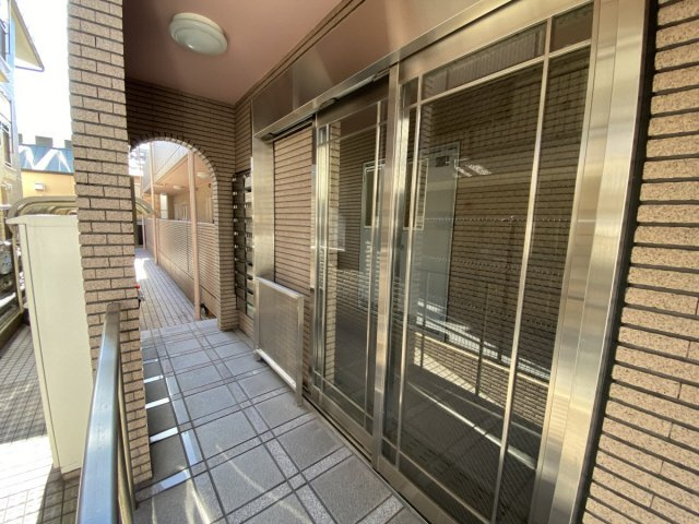 サンフォーレ岡本のエントランス